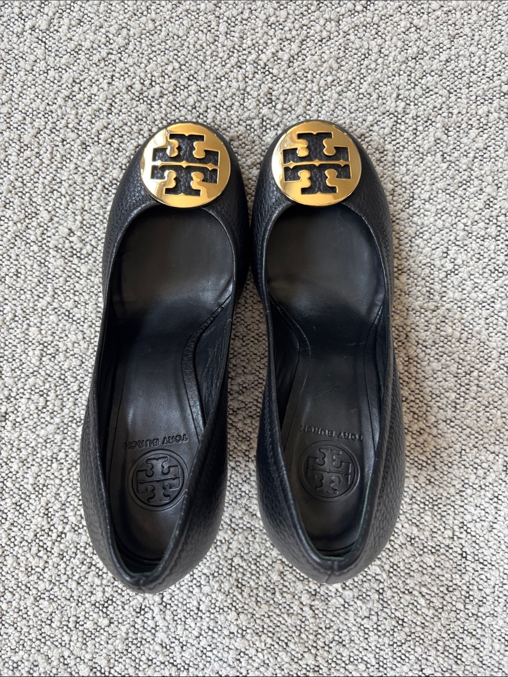 New! Tory Burch Black Pebbled Leather Wedge Heels Gold Logo 9 - Picture 5 of 11